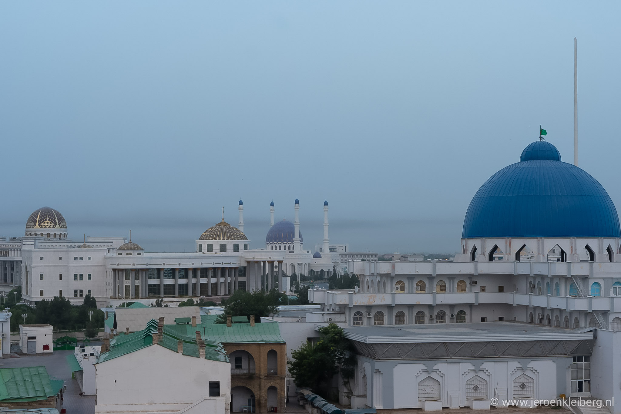 Stadsgezicht Turkmenistan met grote witte marmeren gebouwen en blauwe koepels