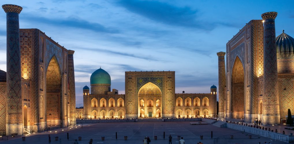 De drie madrassa's aan het Registan in Samarkand zijn prachtig verlicht in het avondlicht