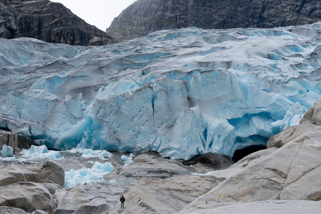 kamperen met uitzicht op gletsjers met witblauw ijs